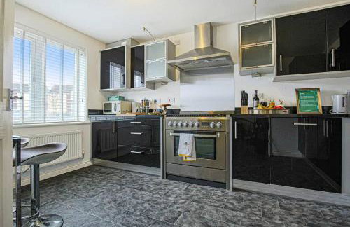 Luxury 5 Bedroom 3 Bathroom House - Smart TVs with Sky and Netflix, Super Fast WiFi, Free Parking by Yoko Property - Foto 37