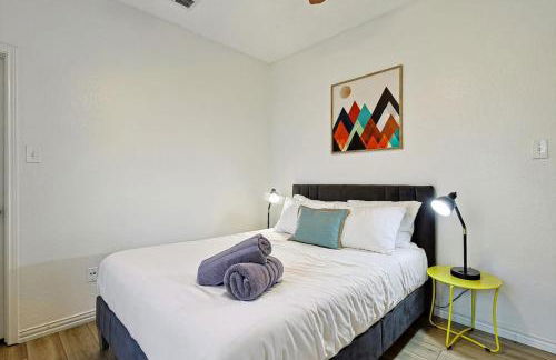 Deluxe Poolside Home, Modern 5BR with Gaming Room - Foto 28