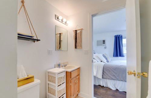 Lake George Waterfront Cabin with On-Site Marina! - Foto 13