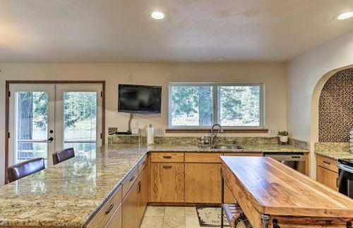 Riverfront Crescent City Home, 8 Mi to Beach! - Foto 6