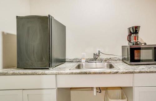 5 Mi to Pine Knob Pet-Friendly Studio Retreat - Foto 7