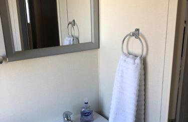 Relaxing Retreat with Hot Tub - Photo 3