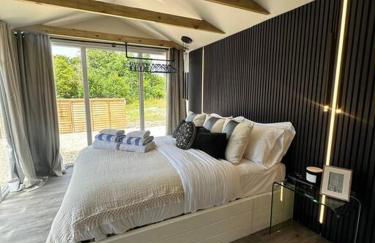 Luxurious Glass House with Private Hot tub - Photo 26