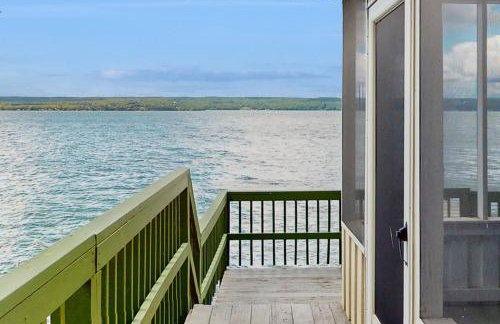 2BR Lakeside Home with Patio, Porch and AC - Foto 20