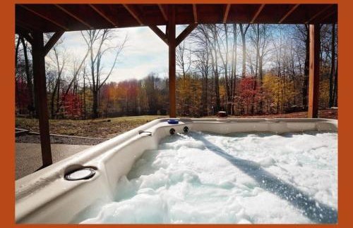 Stately Luxury Vacation Rental with a Private Hot Tub near Brown County State Park, Indiana - Foto 10