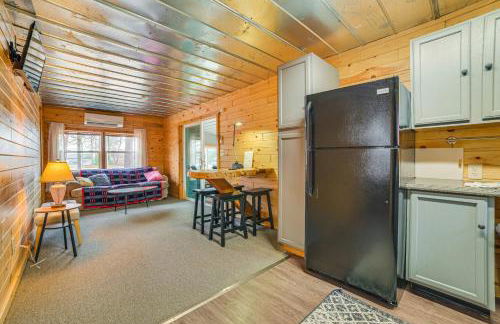 Oscoda Cabin with Charcoal Grill Walk to Lake Huron - Foto 11