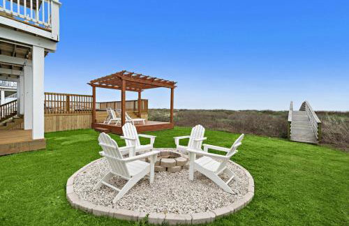 Oceanfront home with pool, large decks, fire pit and private walkover to the beach - Foto 40