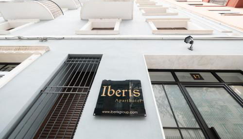 Chic & Comfortable Apartment, Private Terrace - Photo 4