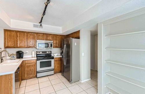 Modern Spacious 3 BR Home Pool and Game - Foto 7