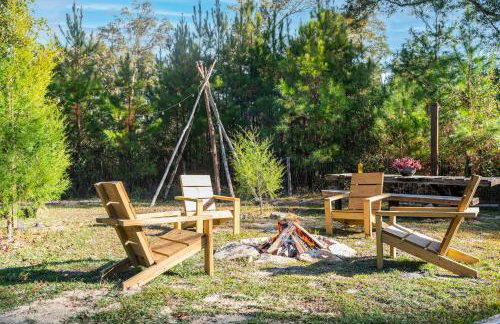 Cabin close to FL Caverns! Hot Tub, WI-FI, & Firepit - Foto 3