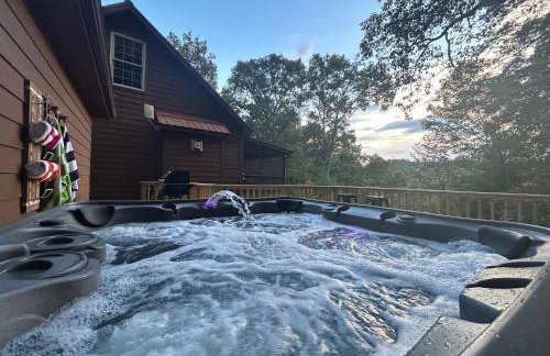 Peaceful Lake Lure Cabin, Hot Tub, Huge Screened Porch, Private Beach - Foto 17