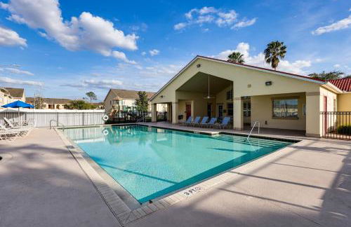 5 Mi to WDW! Spacious Resort Escape with Pool Access - Foto 3