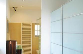 Wohnensemble mit 3 separaten Bereichen- 2 Küchen- 3 Badezimmer- 10 Personen- Garten- Parkplatz - Foto 30