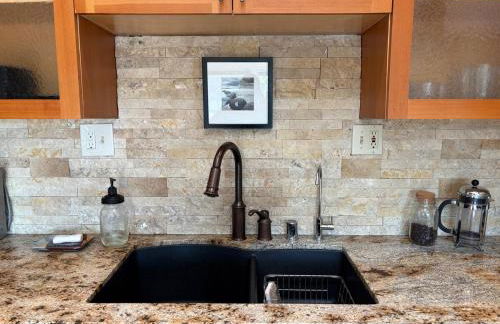 Seaside Garden Escape, A Stroll to the Beach! - Foto 27