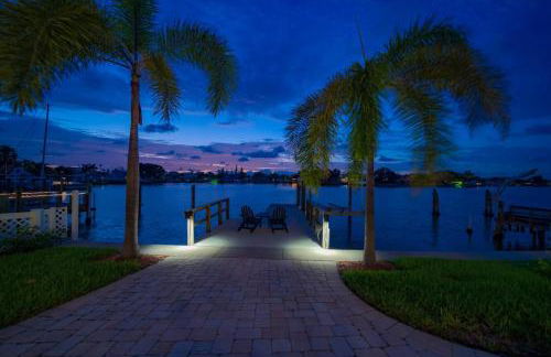 Waterfront Luxury w/ Heated Salt Pool & Golf Cart - Foto 40