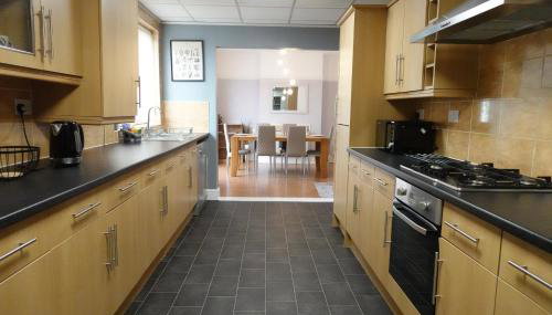 Large 4 Bed House, Sleeps 7, Near NEC, BHX, City Centre - Foto 5