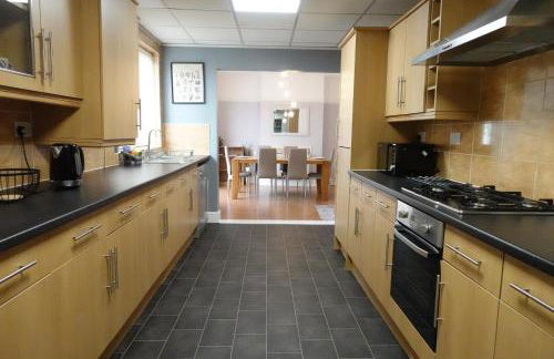 Large 4 Bed House, Sleeps 7, Near NEC, BHX, City Centre - Foto 5