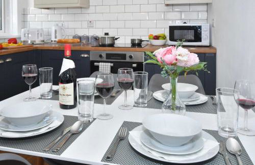 Orion House - sleeps 6, driveway, garden - Photo 6