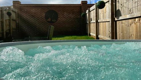 Leeds 4-bed house - hot tub, parking & games - Foto 3, Garden