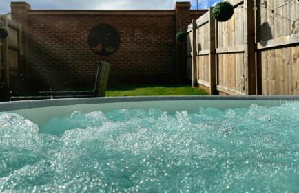 Leeds 4-bed house - hot tub, parking & games - Foto 3