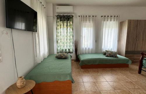 Comfortable Home - Photo 44