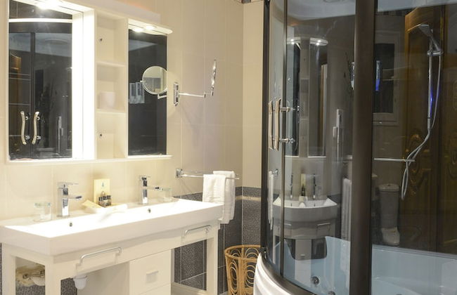 The Penthouse Suites Hotel - Photo 19