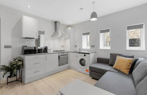 Stylish One-Bedroom Apartment near Balham Station - Photo 1