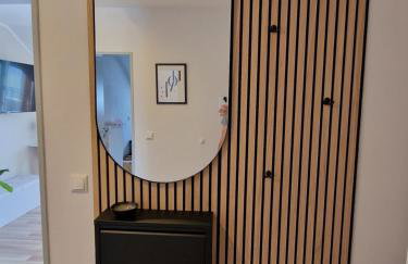 C4S COME4STAY Altötting - 3-Zi Whg I Zentrale Lage I Parkplatz I Balkon I WIFI I SmartTV I 1 Kingsize, 1 Queensize Bett I Office Arbeitsplatz I Wohnbereich mit Couch und Essbereich I voll ausgestattete Küche I Nespresso - Foto 10