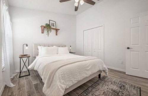 Newly Renovated 4BR 2B Riverview Oasis with King - Foto 5