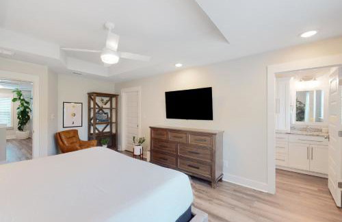 Stylish dog-friendly townhome with firepit & enclosed yard - blocks to downtown - Photo 15