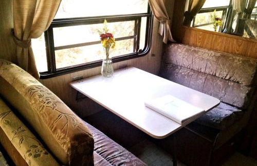 Rustic Caravan Getaway on a Creek in the Klamath National Forest of California - Foto 3