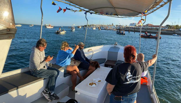 Disfrutando del paseo en barco al atardecer