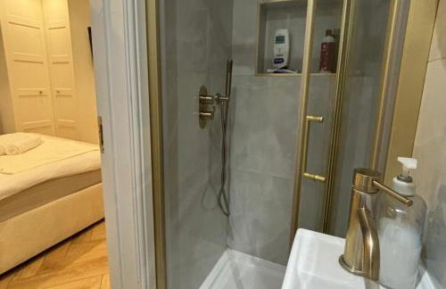 Apt - Sleeps 3 - Parking - Station Close - Balcony - Foto 4