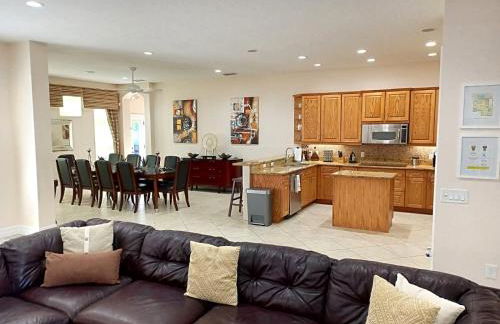 Luxurious Getaway Pool Hot Tub Theater Gym Outdoor Kitchen BBQ 2 Miles to Disney - Foto 21