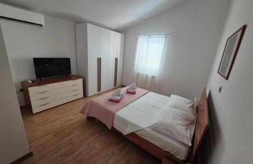 Sunny Garden Villa with Pool - Foto 28