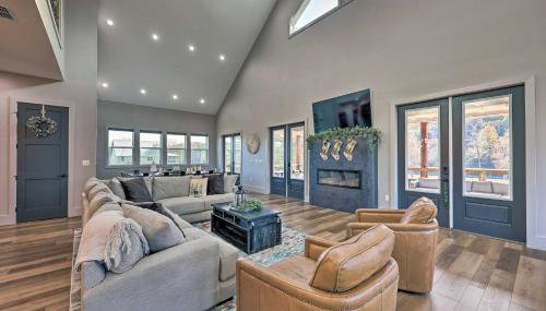 Lavish Riverfront Escape with Gas Grill! - Foto 5