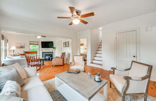 Historic Farmhouse Near Mountains and Colleges! - Foto 5