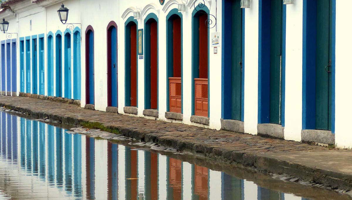 Puertas reflejadas en el agua