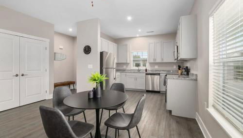 Modern 8BR 8BA Condo w Garage and Patio - Foto 4