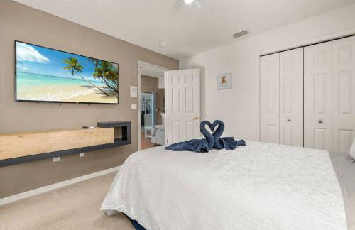 Modern Retreat Pool and Game Room - Foto 31