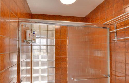 Breezy and Central Monterey Apt with Bay View! - Foto 16