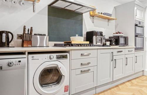 Luxurious 3 Bedroom Apartment in Park Estate - Photo 20