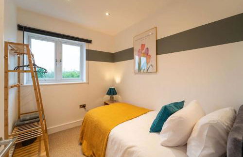 Perfect Getaway 3 Bedroom Home with Fast WiFi & Parking - Photo 24