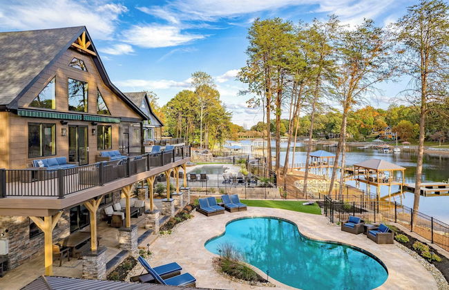 Black Bear Lodge by Avantstay Lakefront, Dock, Pool, Theater Sleeps 20+ - Foto 63