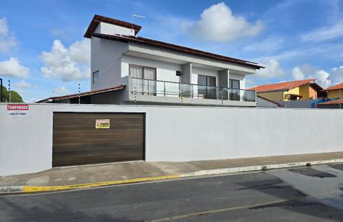 Quase beira mar, casa muito nova com 5 suítes, vista mar, piscina grande, cozinha completa, 4 vagas e perto de mercado, restaurantes e bares - CLIQUE E VEJA AS FOTOS - Foto 24