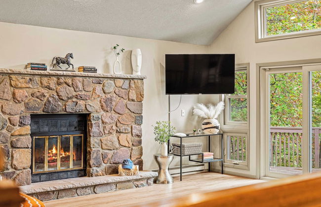 Emerald Bluff by Avantstay Lake Views, Deck, Fire Pit, Game Room - Photo 6