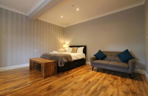 Signature - Linden Cottage Room 1 - Photo 3