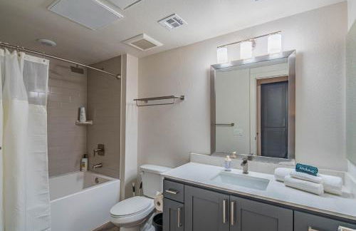 Chic Retreat Near Kierland Golf Pool Gym Washer DryerD - Foto 31