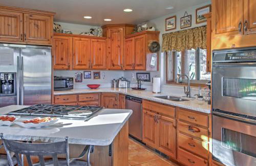 Rustic Cabin with Decks, Alpine Views and Pool Table! - Foto 10