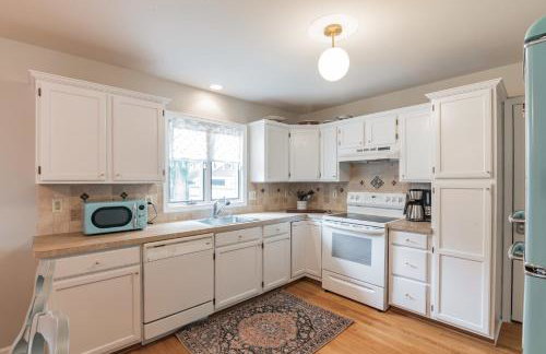 Serene single story, Grill, Fire Pit, fenced yard and Pet friendly stay - Foto 7